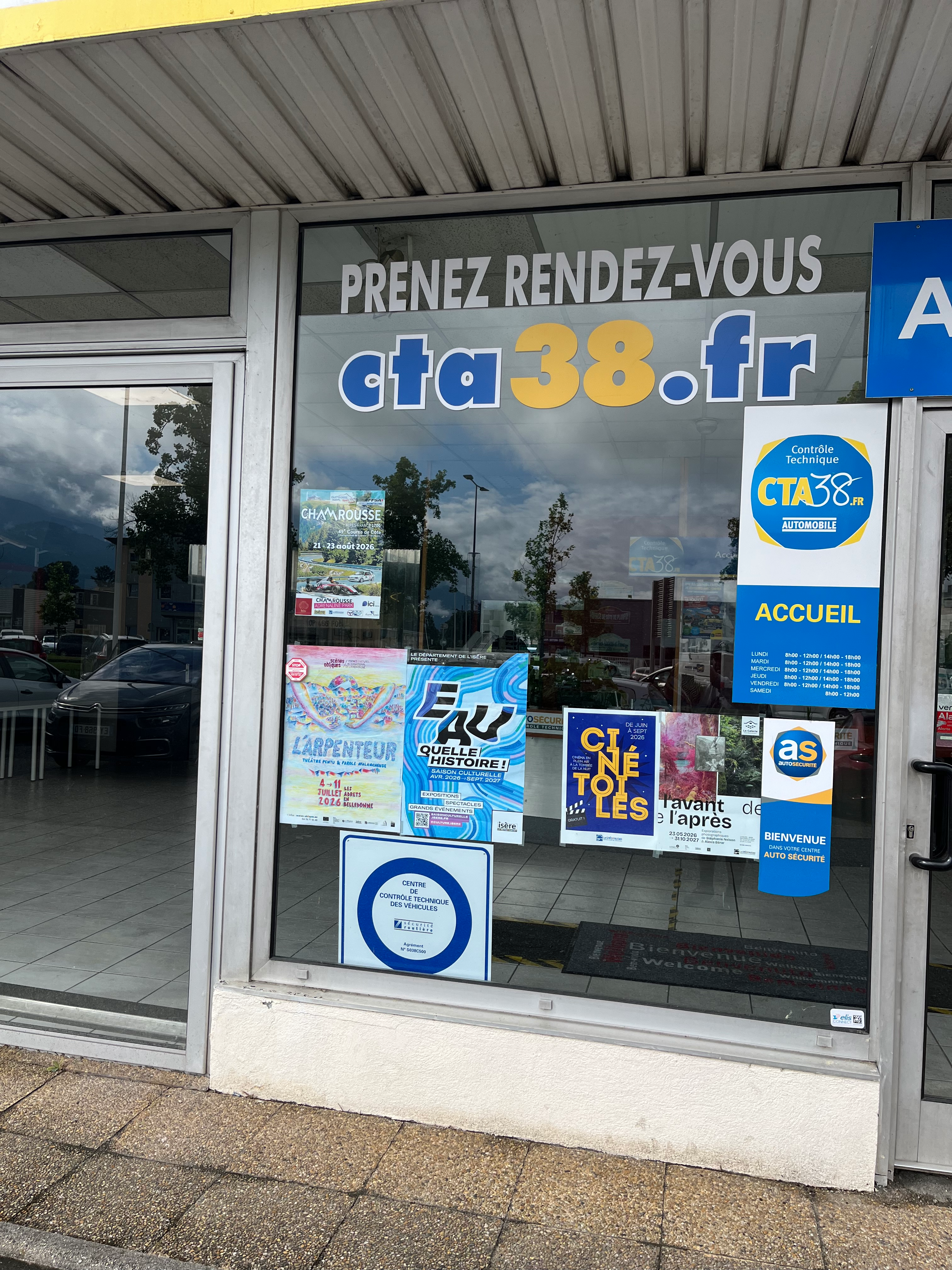 Affichage d'une affiche publicitaire dans un commerce à Grenoble