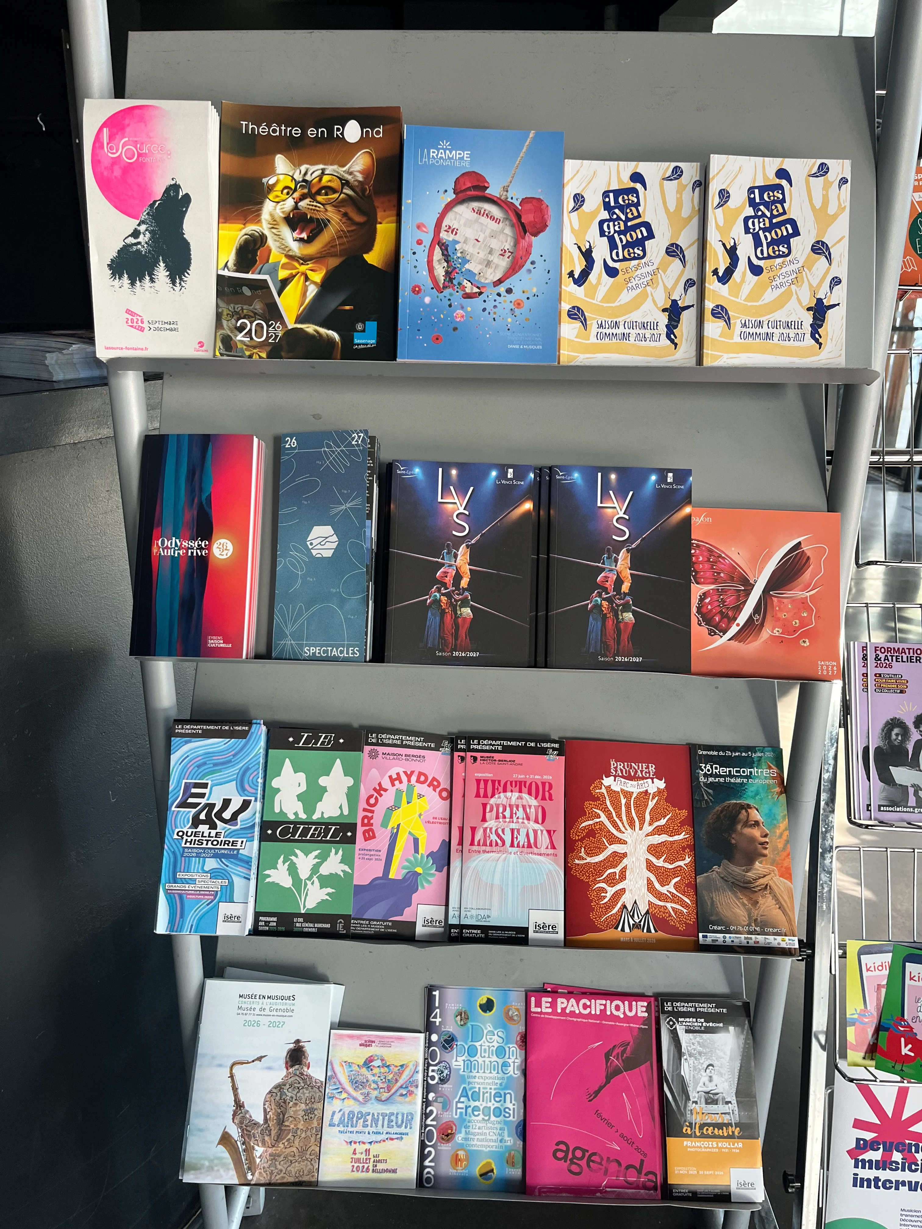 Diffusion de flyers et supports culturels dans un lieu partenaire à Grenoble